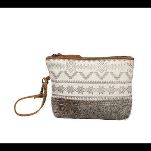 Myra pouch